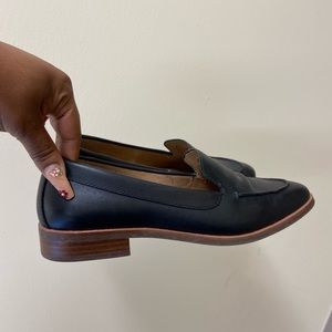 Black almond toe shaped loafer